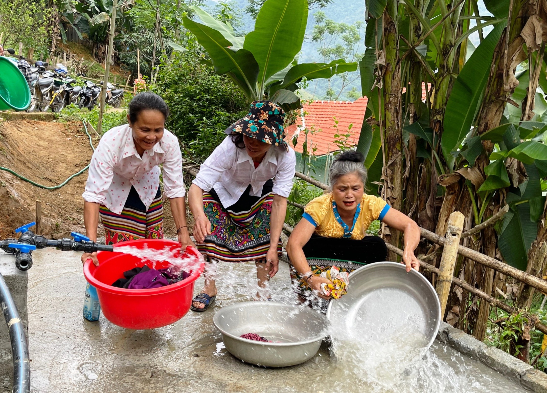 Bể nước thắm tình quân dân